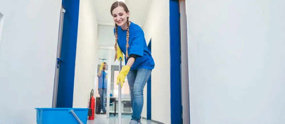 Quién decide contratar una empresa de limpieza en una comunidad